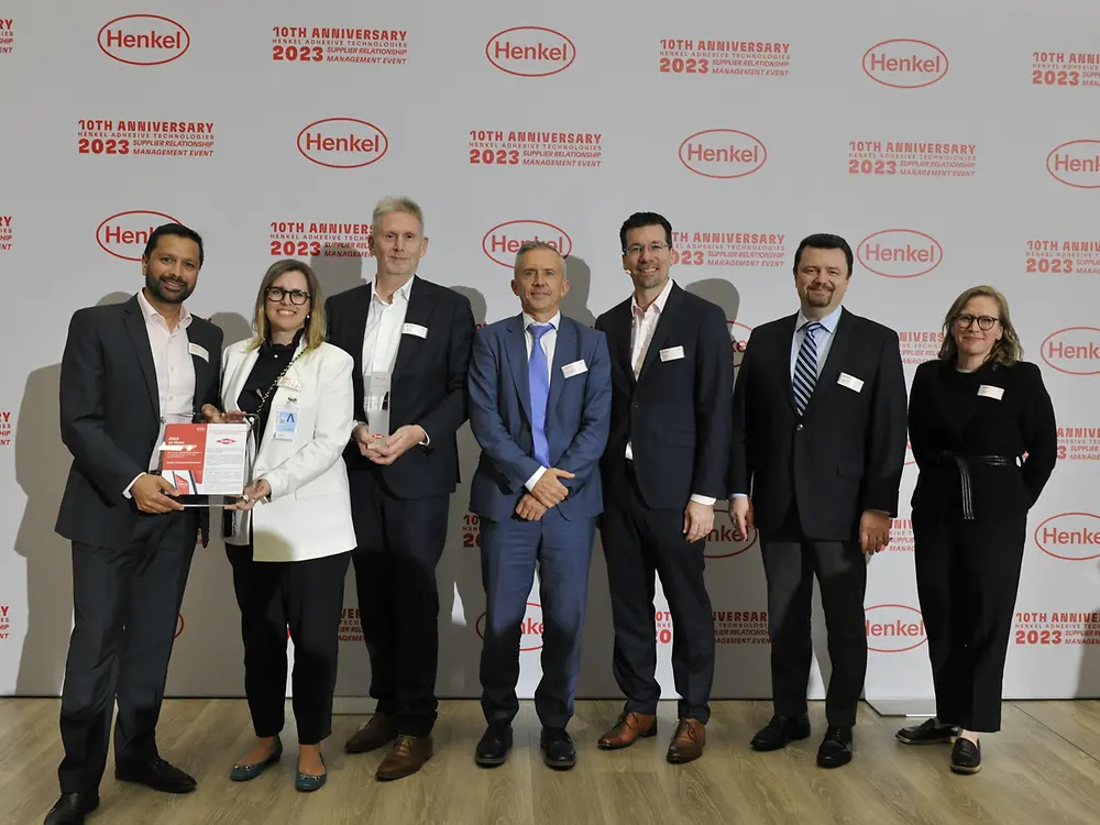 
10 Years Partnership Award für Dow (von links nach rechts): Imran Munshi – Senior Marketing Manager Dow Packaging & Specialty Plastics, Stephanie Sandrock-Beunat – Global Commercial Vice President Dow Consumer Solutions, Chris Mertens – Senior Key Account Manager Dow Consumer Solutions, Jean-Paul Hautekeer – Global Strategic Marketing Director for Building & Infrastructure Dow Consumer Solutions, Mark Dorn – Executive Vice President Henkel Adhesive Technologies, Laurent Remy – Global Business Director for Elastomers Dow Packaging & Specialty Plastics, Pernille Olsen – Corporate Senior Vice President Packaging & Consumer Goods bei Henkel Adhesive Technologies