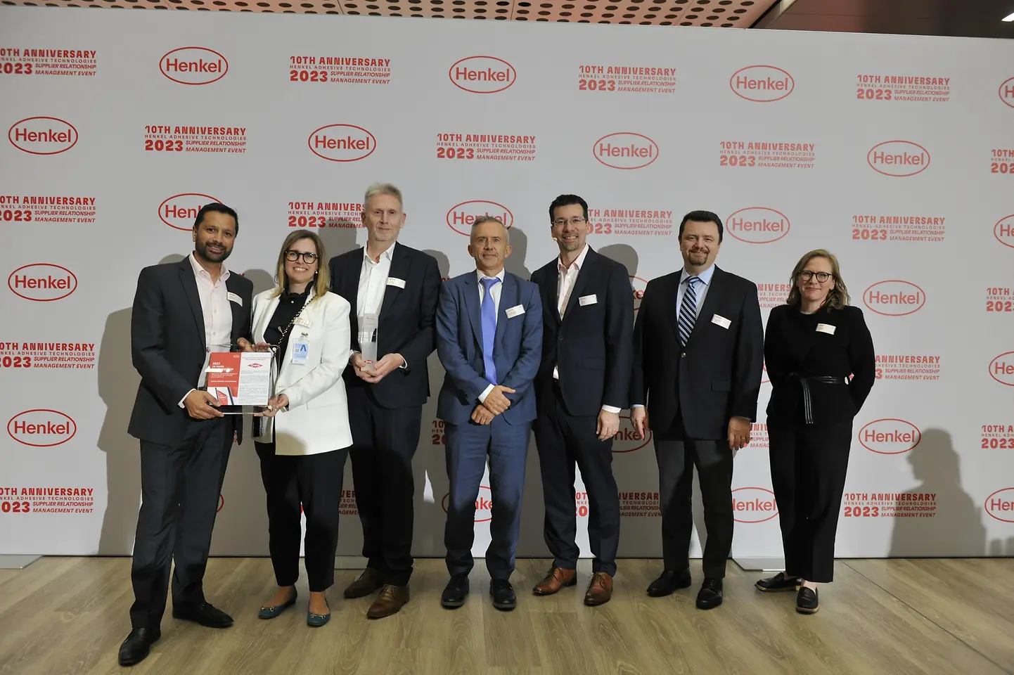 
10 Years Partnership Award für Dow (von links nach rechts): Imran Munshi – Senior Marketing Manager Dow Packaging & Specialty Plastics, Stephanie Sandrock-Beunat – Global Commercial Vice President Dow Consumer Solutions, Chris Mertens – Senior Key Account Manager Dow Consumer Solutions, Jean-Paul Hautekeer – Global Strategic Marketing Director for Building & Infrastructure Dow Consumer Solutions, Mark Dorn – Executive Vice President Henkel Adhesive Technologies, Laurent Remy – Global Business Director for Elastomers Dow Packaging & Specialty Plastics, Pernille Olsen – Corporate Senior Vice President Packaging & Consumer Goods bei Henkel Adhesive Technologies