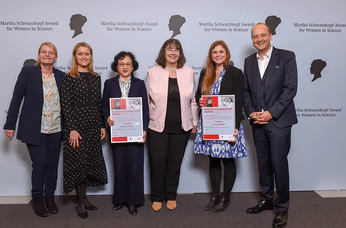 Vier Henkel-Vertreter:innen und die beiden Gewinnerinnen des Martha-Schwarzkopf-Preises stehen nebeneinander vor der Fotowand.