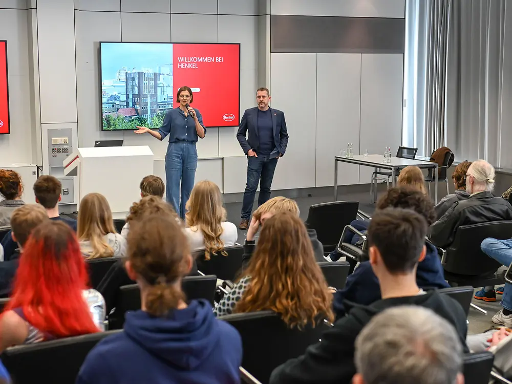 
Henkel-Patenbeauftrage Dr. Ute Krupp und Jugend forscht Wettbewerbsleiter Dr. Carsten Penz bei der Begrüßung der Teilnehmer:innen.