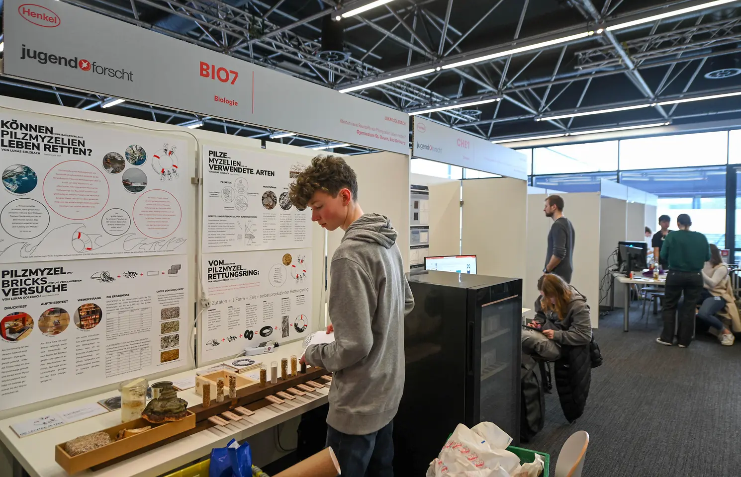 
Aufbau der Projekte - Lukas Solzbach richtet seinen Projektstand ein. 