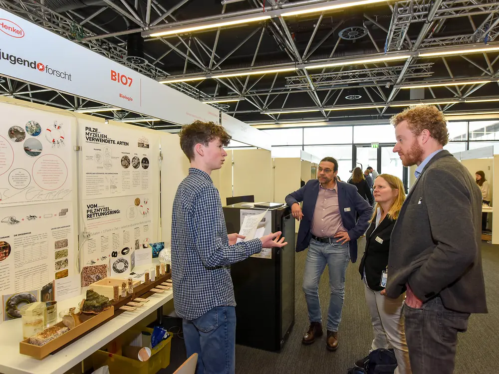 
Lukas Solzbach während der Jury Session zu seinem Projekt Können neue Baustoffe aus Pilzmyzelien Leben retten