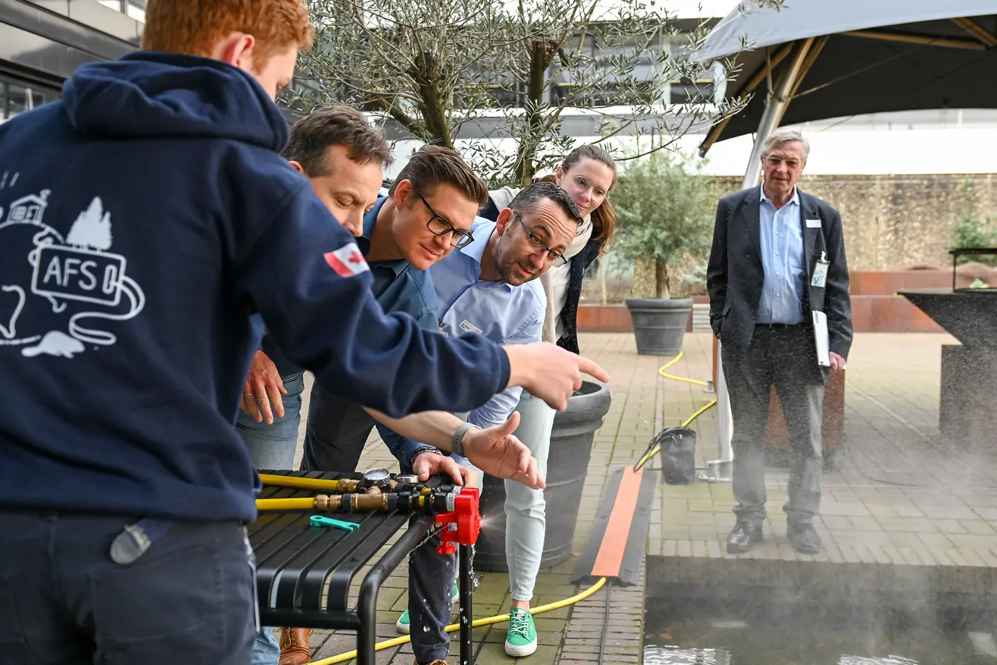 
Christian Schaefter Gonzalez zeigt sein Projekt Vergleich unterschiedlicher Injektoren für Raketentriebwerke mit Flüssigtreibstoff in Aktion