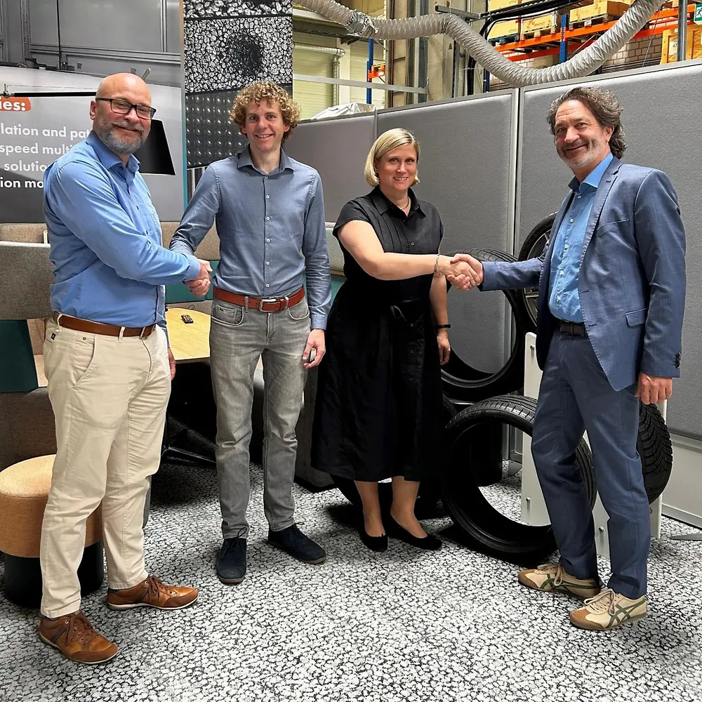 
Zusammenarbeit zwischen Henkel und 4JET besiegelt: Dr. Armin Kraus, Co-CEO bei 4JET, Imke Vogel, Market Segment Head Automotive Components Europe bei Henkel, Dr. Jan Flohre, Head of Laser Process Development bei 4JET und Dr. Rainer Schönfeld, Global Market Strategy Head Automotive Components bei Henkel (von rechts nach links).