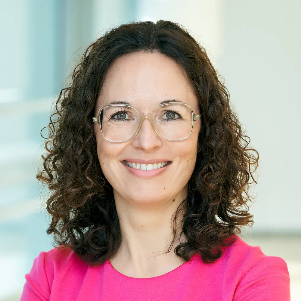 Saskias Profilbild zeigt sie, wie sie selbstbewusst und mit einem warmen, freundlichen Ausdruck in die Kamera schaut