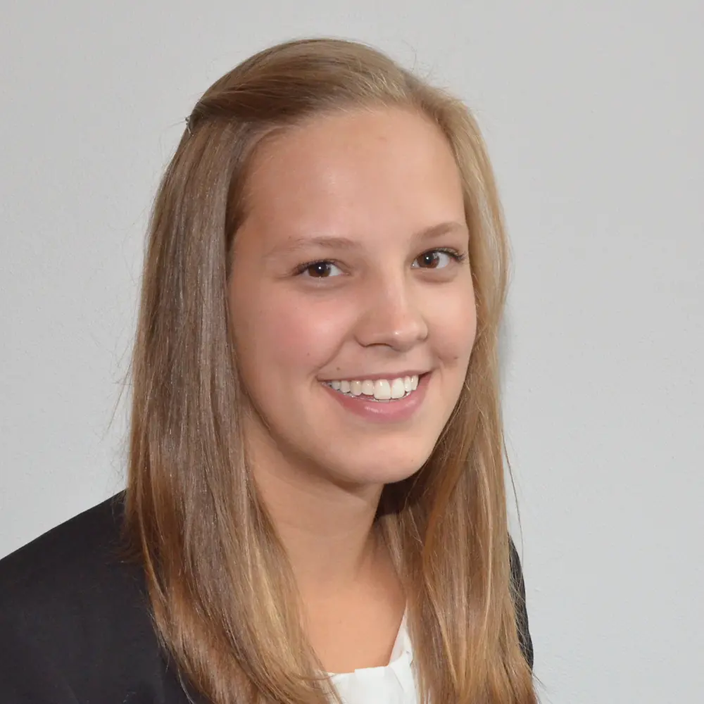 Jasmin Ingwersen, R&D Produktentwicklerin lächelt freundlich in die Kamera.