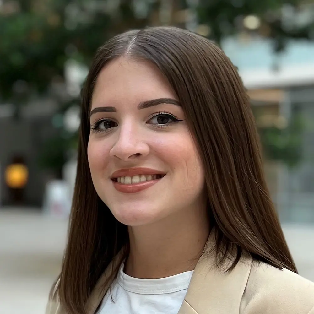 Helena Burkamp, International Senior Brand Manager für Gliss bei Henkel, lächelt freundlich in die Kamera.