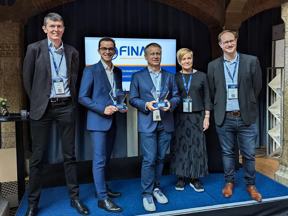 
Henkel Adhesive Technologies erhielt die Auszeichnung auf dem Sustainable Packaging Summit in Amsterdam (von links nach rechts): Jonathan Sexton, Sun Chemical, FINAT Board Member und Chair of the FINAT Sustainability Awards Taskforce; Damien Fourcade, Global Sustainability Manager Packaging bei Henkel Adhesive Technologies; Harald Jasper, Managing Director der ACTEGA Metal Print GmbH; Päivi Knihti, UPM Raflatac, FINAT Board Member und Chair of the Advocacy Workstream und Pablo Englebienne, FINAT Regulatory Affairs and Sustainability Manager. 
