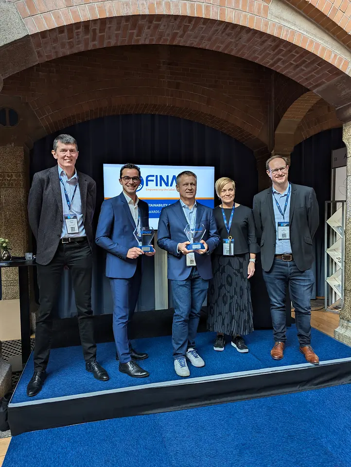 
Henkel Adhesive Technologies erhielt die Auszeichnung auf dem Sustainable Packaging Summit in Amsterdam (von links nach rechts): Jonathan Sexton, Sun Chemical, FINAT Board Member und Chair of the FINAT Sustainability Awards Taskforce; Damien Fourcade, Global Sustainability Manager Packaging bei Henkel Adhesive Technologies; Harald Jasper, Managing Director der ACTEGA Metal Print GmbH; Päivi Knihti, UPM Raflatac, FINAT Board Member und Chair of the Advocacy Workstream und Pablo Englebienne, FINAT Regulatory Affairs and Sustainability Manager. 
