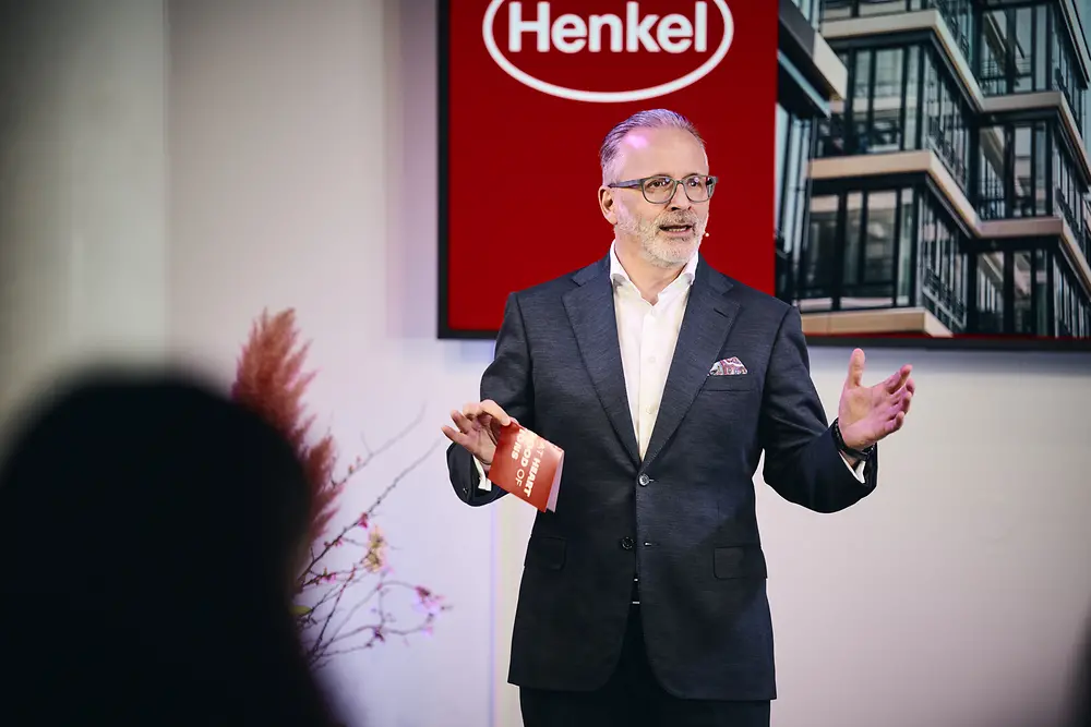 Carsten Knobel steht auf der Bühne und hält eine Rede. 