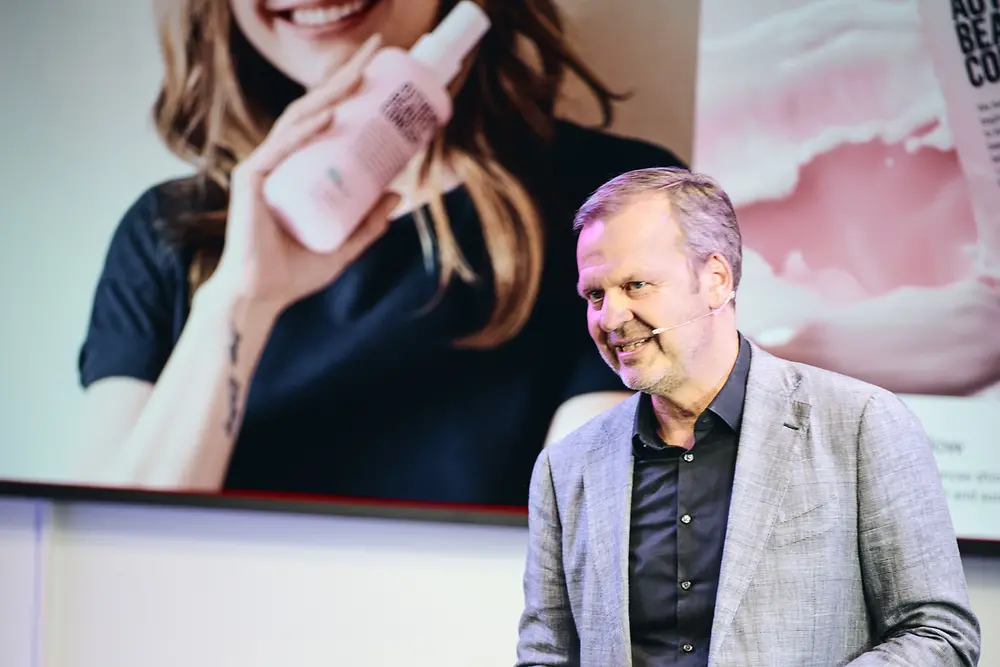 Lars Hennemann steht auf der Bühne und hält eine Rede. 