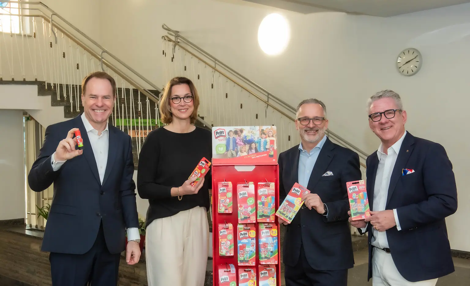 Henkel spendet Pritt-Stifte an Düsseldorfer Schulen und Kindergärten. Die Spendenübergabe fand an der Bonifatius-Schule in Düsseldorf statt.