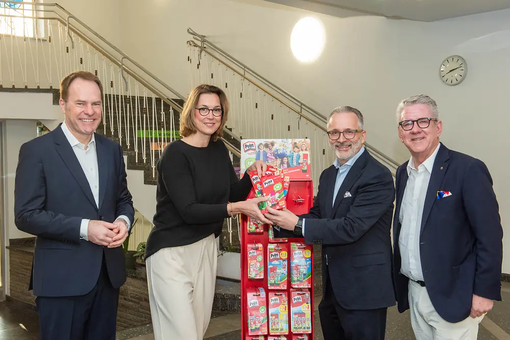 Henkel spendet Pritt-Stifte an Düsseldorfer Schulen und Kindergärten. Die Spendenübergabe fand an der Bonifatius-Schule in Düsseldorf statt.