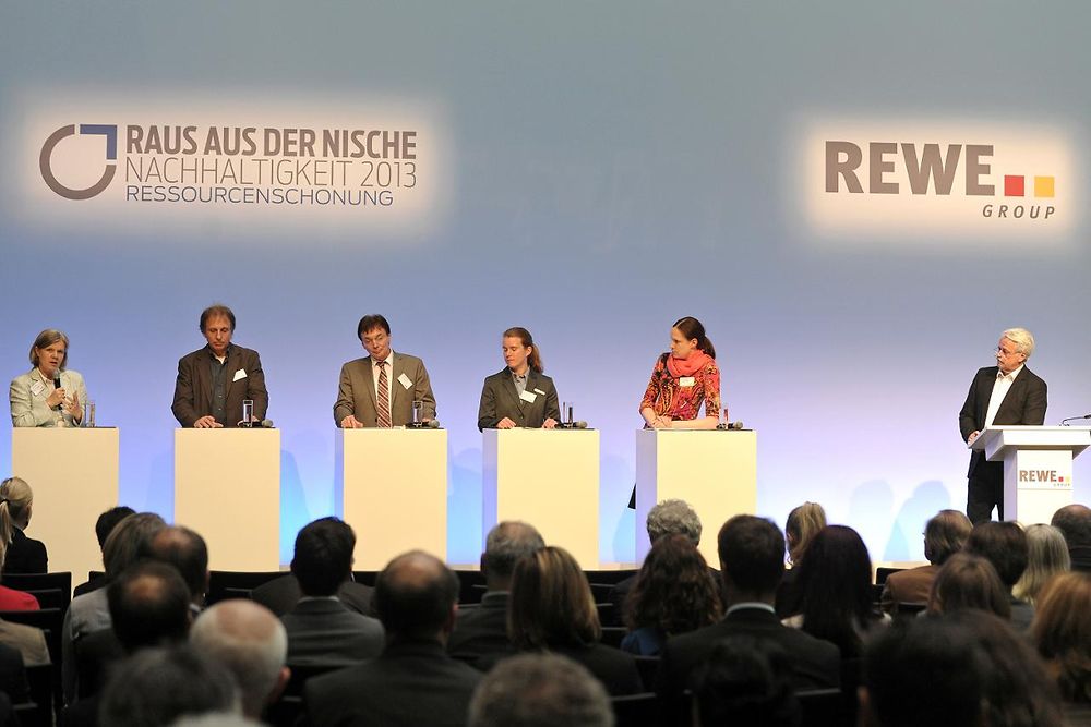 Imke Grassau-Zetzsche (Unilever), Günter Dehoust (Ökoinstitut), Dr. Werner Schuh (Henkel), Christiane Huxdorff (Greenpeace), Dr. Daniela Büchel (REWE Group) mit Moderator Volker Angres (v.l.n.r.)