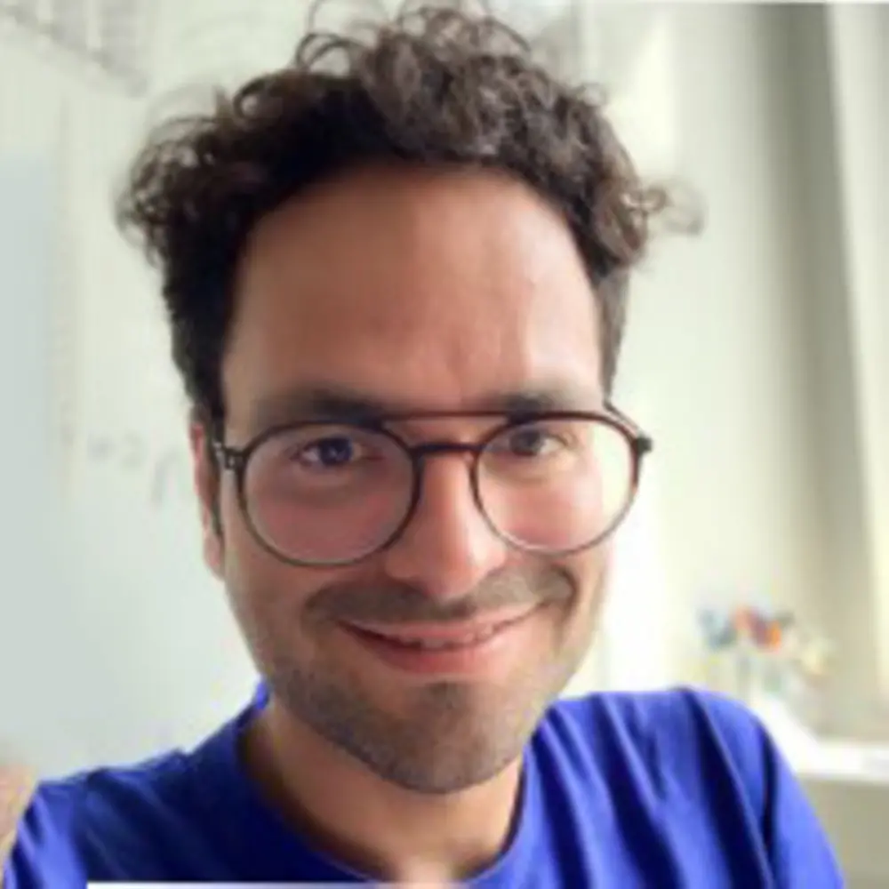 Porträtfoto von Robert Ruiz-Hernandez, Head of Smart Devices & Appliances bei Henkel Consumer Brands, das zeigt, wie er in die Kamera lächelt.