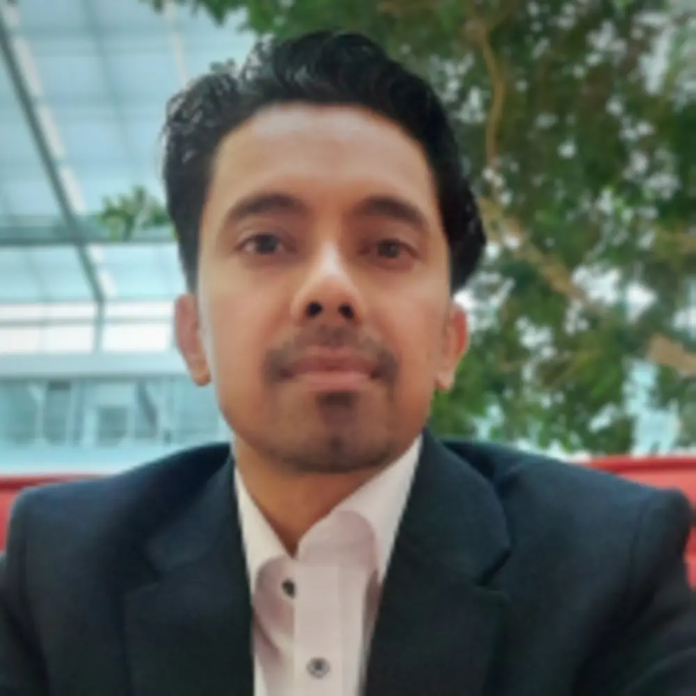 Porträtfoto von Saurav Palit, Head of Smart Cleaning & Washing bei Henkel Consumer Brands, das zeigt, wie er in die Kamera lächelt.
