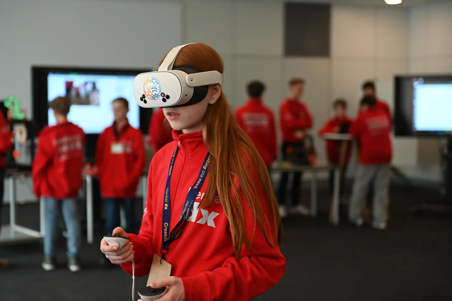 Ein Mädchen steht in der Mitte eines großen Raumes und trägt eine VR-Brille.