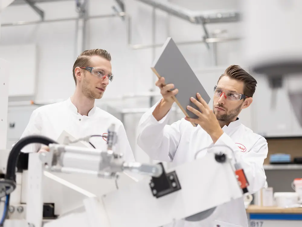 
Die Edge Banding Application von Henkel im Einsatz: Die Abbildung zeigt die präzise Klebstoffapplikation für die Kantenumleimung bei der Möbelherstellung.