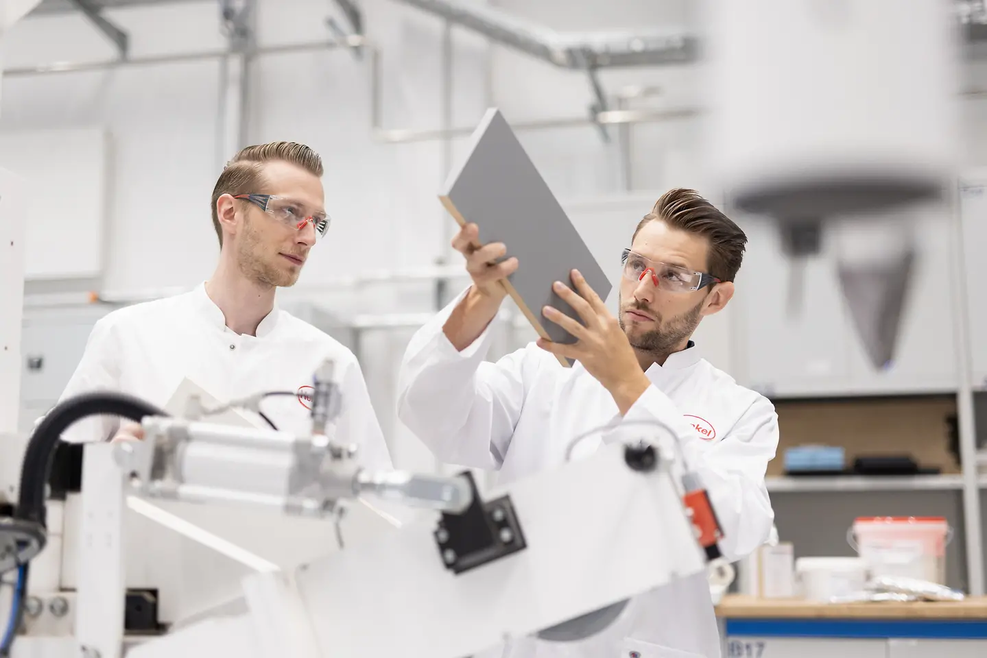 
Die Edge Banding Application von Henkel im Einsatz: Die Abbildung zeigt die präzise Klebstoffapplikation für die Kantenumleimung bei der Möbelherstellung.
