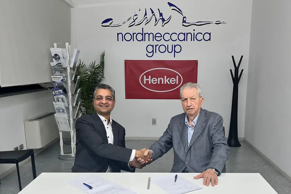 
Rajat Agarwal, Global Head of Packaging bei Henkel Adhesive Technologies, und Antonio Cerciello, Präsident von Nordmeccanica. (Foto: Nordmeccanica)