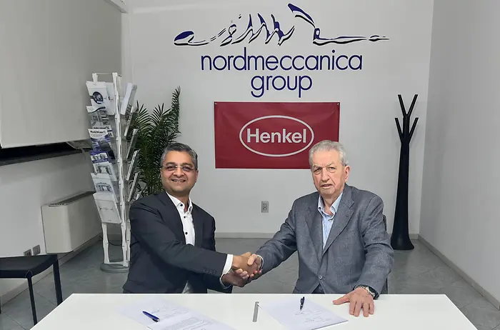 
Rajat Agarwal, Global Head of Packaging bei Henkel Adhesive Technologies, und Antonio Cerciello, Präsident von Nordmeccanica. (Foto: Nordmeccanica)