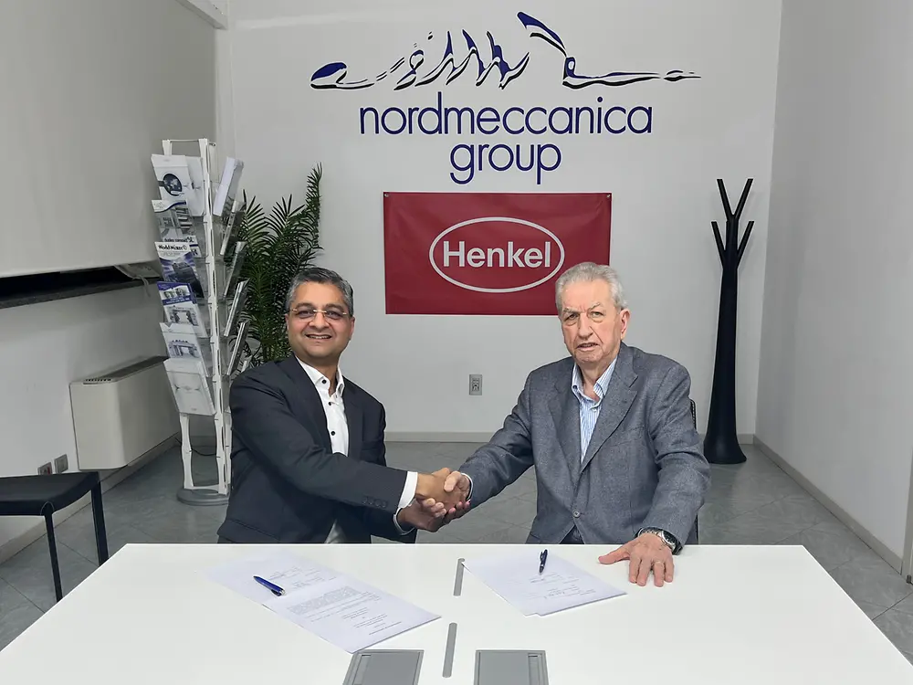 
Rajat Agarwal, Global Head of Packaging bei Henkel Adhesive Technologies, und Antonio Cerciello, Präsident von Nordmeccanica. (Foto: Nordmeccanica)