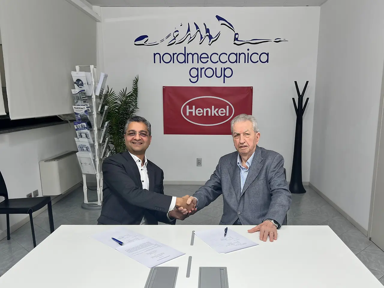 
Rajat Agarwal, Global Head of Packaging bei Henkel Adhesive Technologies, und Antonio Cerciello, Präsident von Nordmeccanica. (Foto: Nordmeccanica)