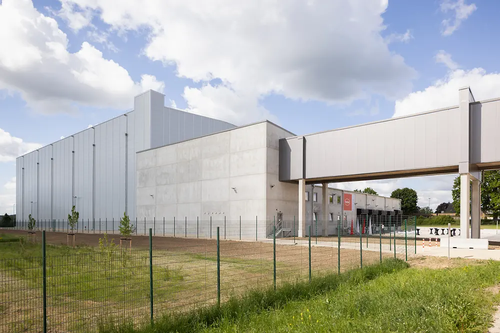 Das Gebäude des Hochregallagers von außen.