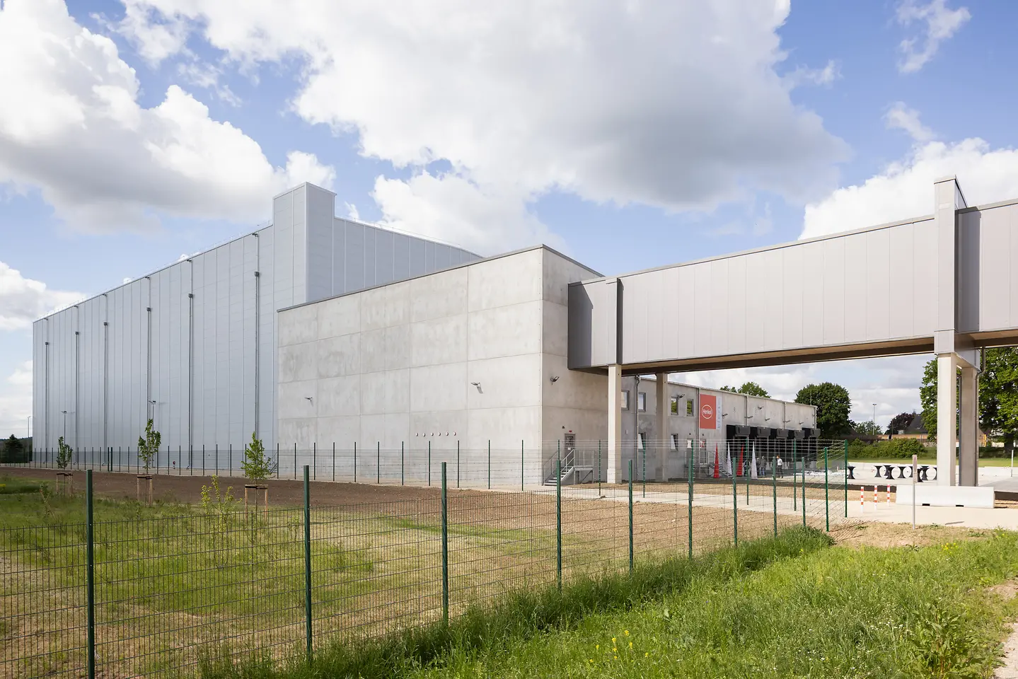 Das Gebäude des Hochregallagers von außen.