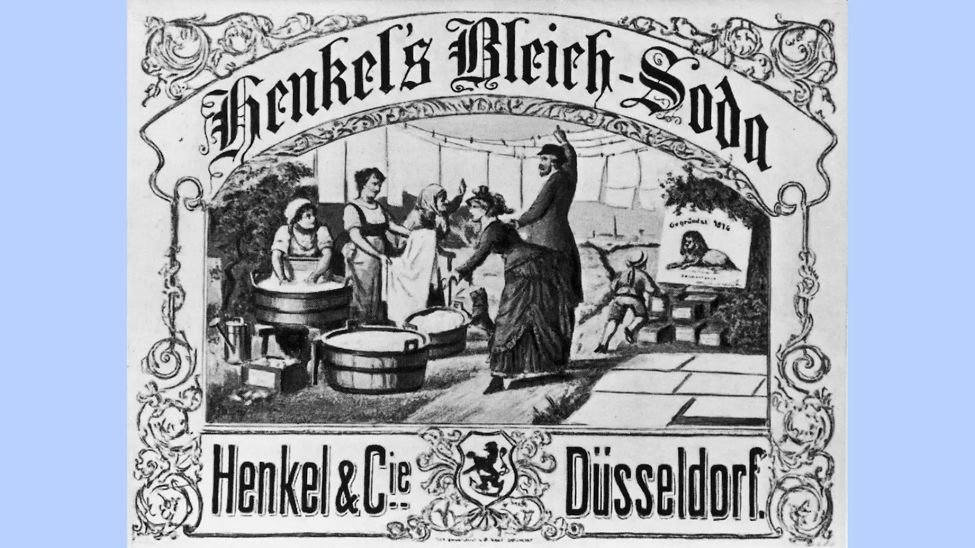 Gezeichnete Werbeanzeige für Henkel's Bleich-Soda. Zu sehen sind mehrere Frauen während des Wäsche Waschens in großen Wäschekübeln. Die Szene ist umrahmt von dem Schriftzug Henkel's Bleich Soda Henkel & Cie Düsseldorf.