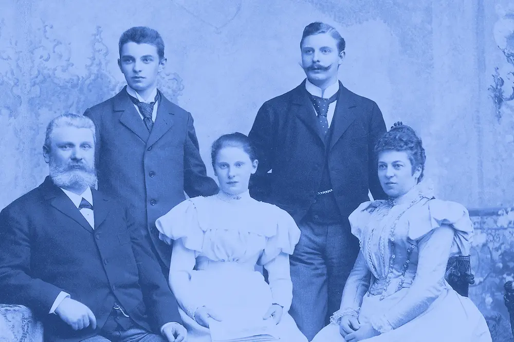 Die Familie des Unternehmensgründers Fritz Henkel. Sitzend: Fritz und Elisabeth mit Tochter Emmy. Stehend: die Söhne Hugo (links) und Fritz jun.