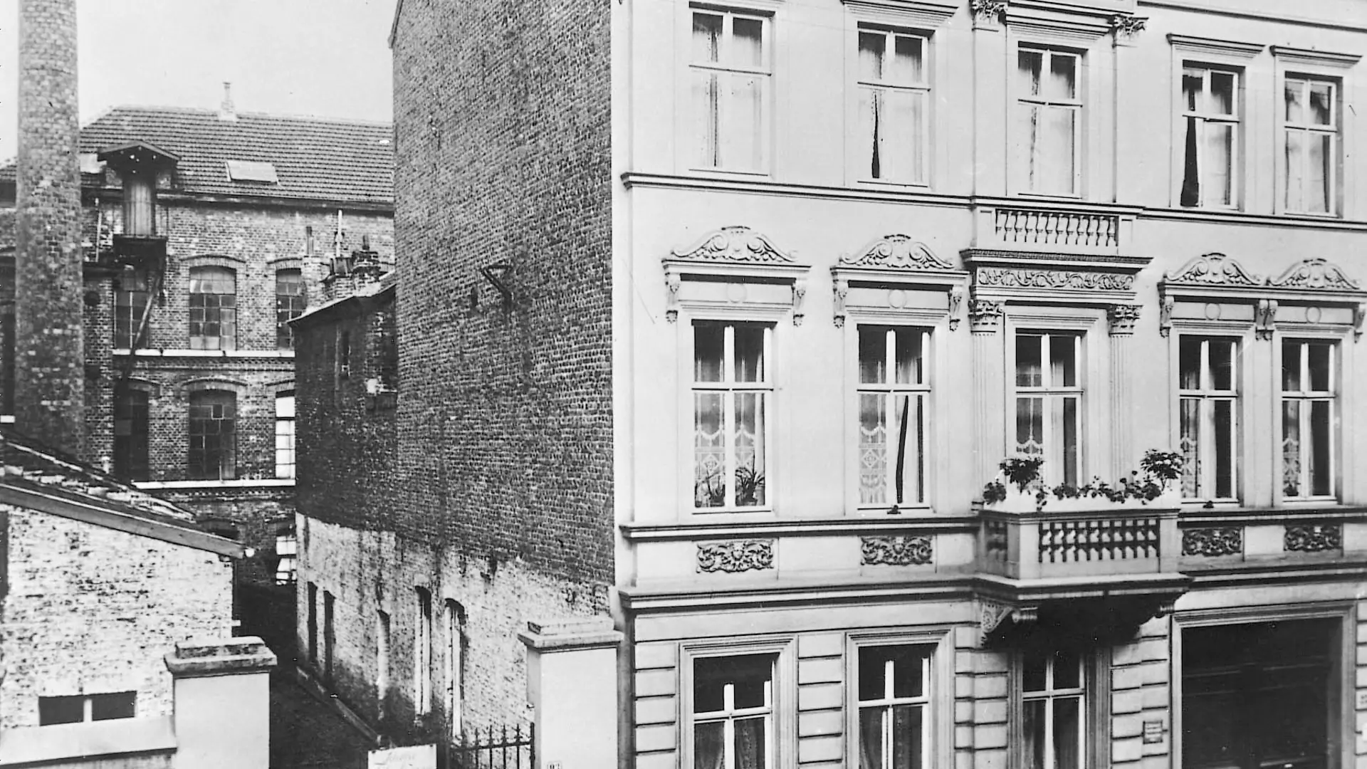 Hinterhof mit Fabrikgebäude in Aachen.