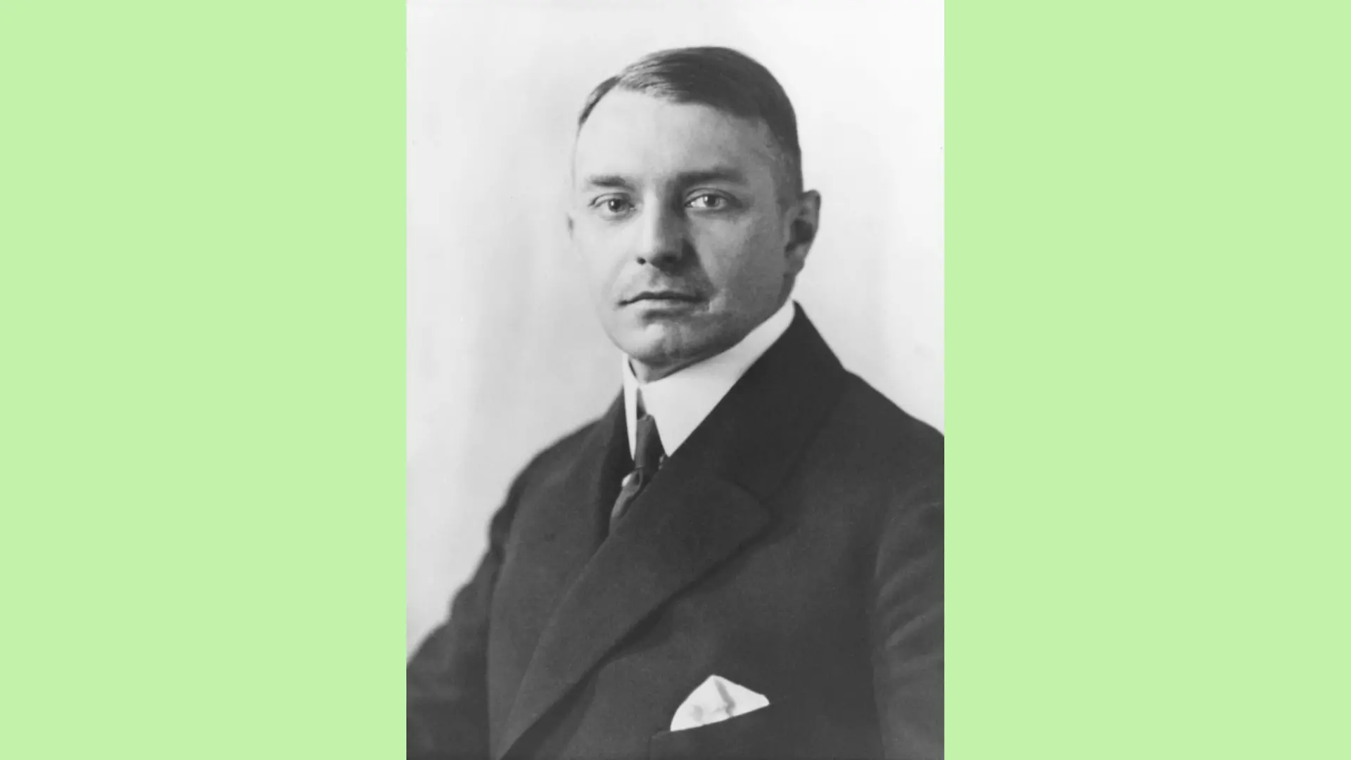 Schwarz-weiß Porträtfoto von Hugo Henkel.