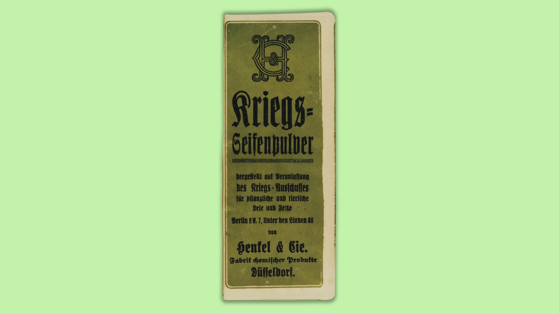 Verpackung des "Kriegs-Seifenpulvers" von 1917. Die grüne Verpackung ist schmucklos gehalten und zeigt außer der Produkt- und Herstellerangaben kein zusätzliches Logo oder Bild.