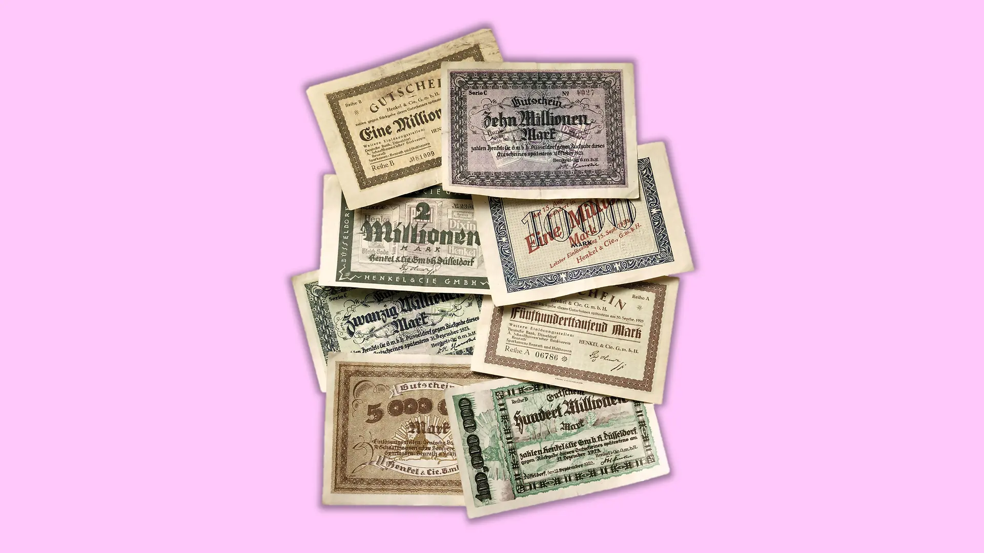 Abgebildet sind verschiedene Scheine Notgeld aus dem Jahr 1923. Die Werte reichen von hunderttausenden Mark bis zu mehrere Millionen Mark.