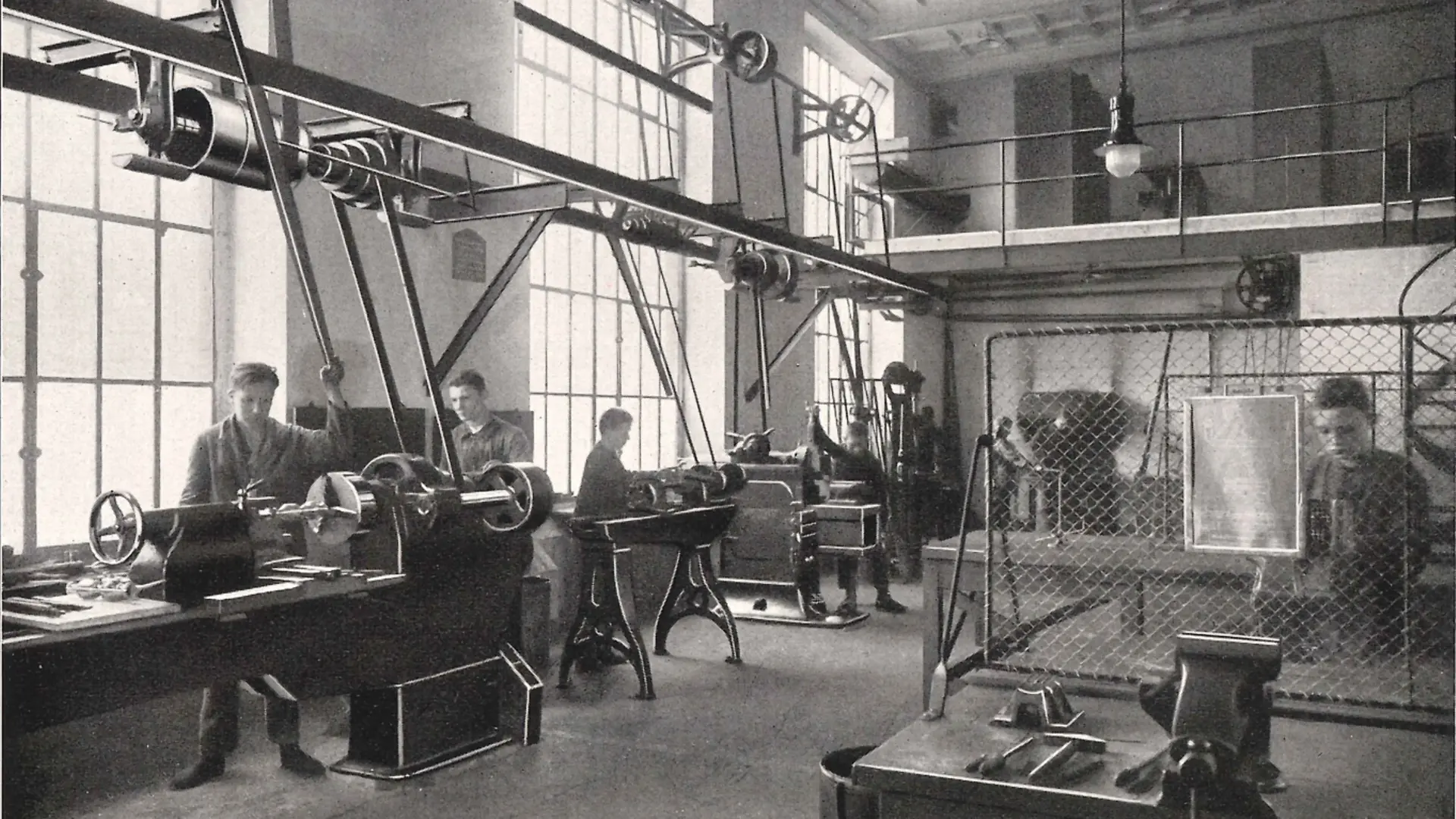 Auszubildene während der Arbeit an Maschinen in der Schlosserwerkstatt.