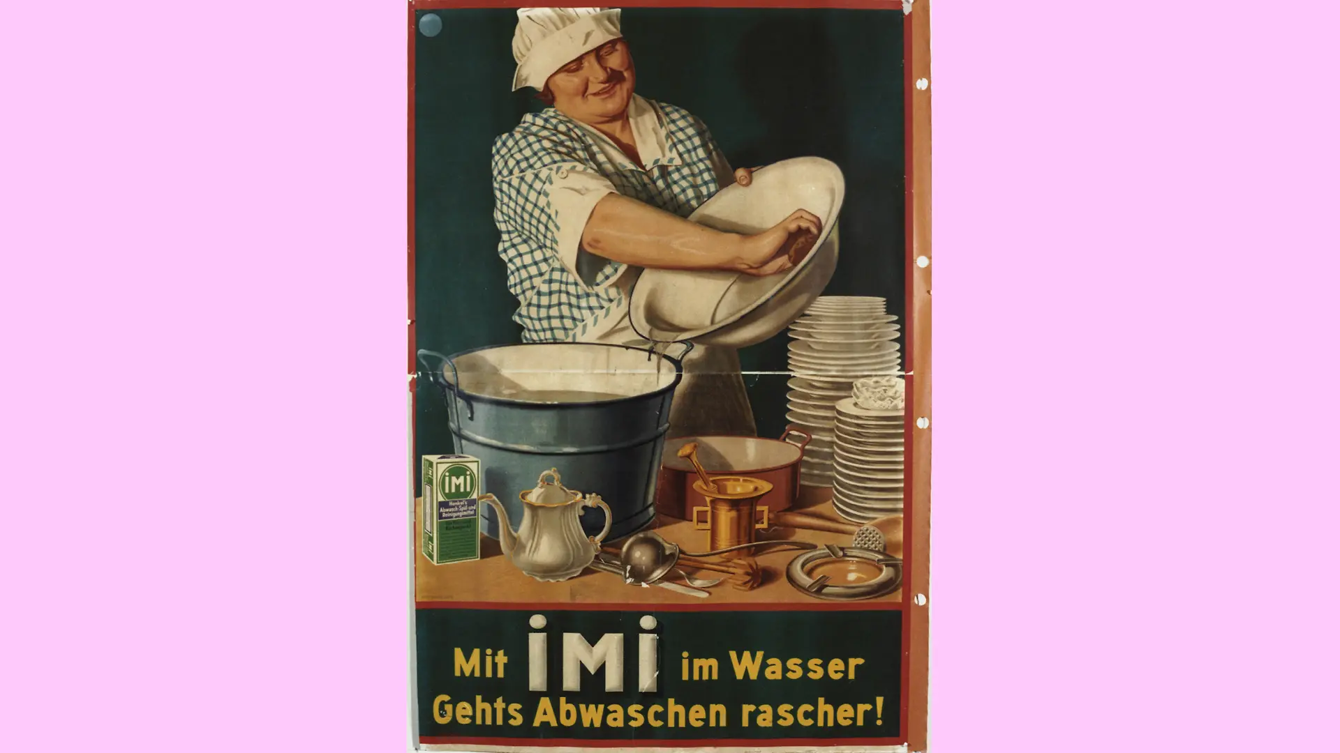 Webeplakat für das Geschirrspülmittel Imi mit einer lächelnden Frau während des Abwasches von Geschirr. Vor dem Geschirr ist eine Imi Packung platziert.