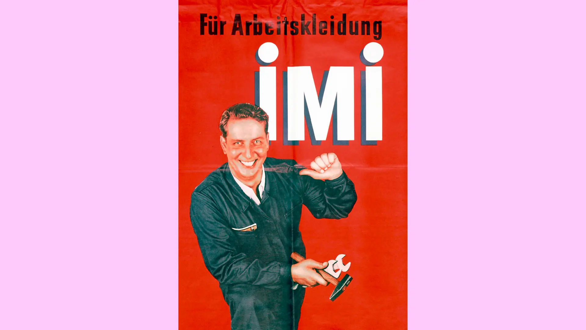 Ein dunkelrotes Plakat mit einem Mann im Blaumann und der Aufschrift "Für Arbeitskleidung Imi".
