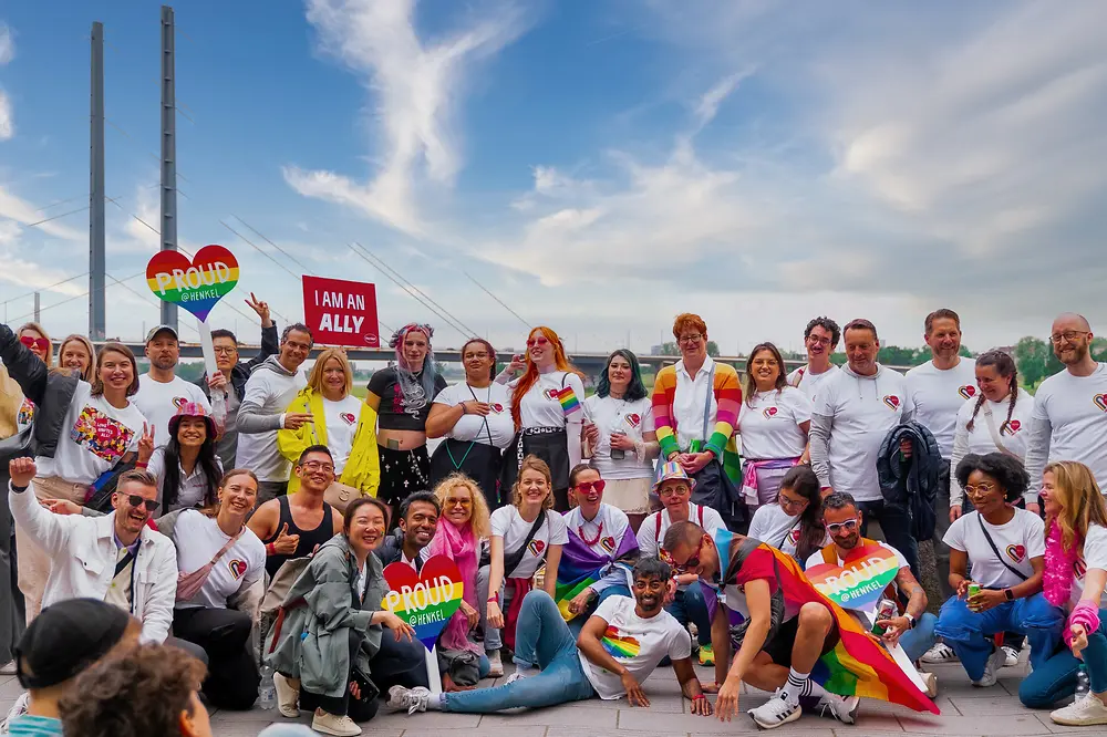 Ein Foto, dass im Rahmen des CSD 2024 in Düsseldorf entstanden ist und die Führungskräfte von Henkel als Allies zeigt, mit einer der Düsseldorfer Brücken im Hintergrund.