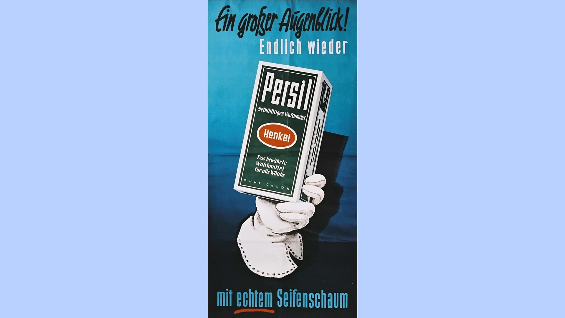 Eine behandschuhte Hand hält eine Packung Persil. Am oberen Rand des Schildes steht die Aufschrift „Ein großer Augenblick! Endlich wieder [Persil]“. Am unteren Rand endet die Aufschrift mit dem Text „mit Seifenschaum“.