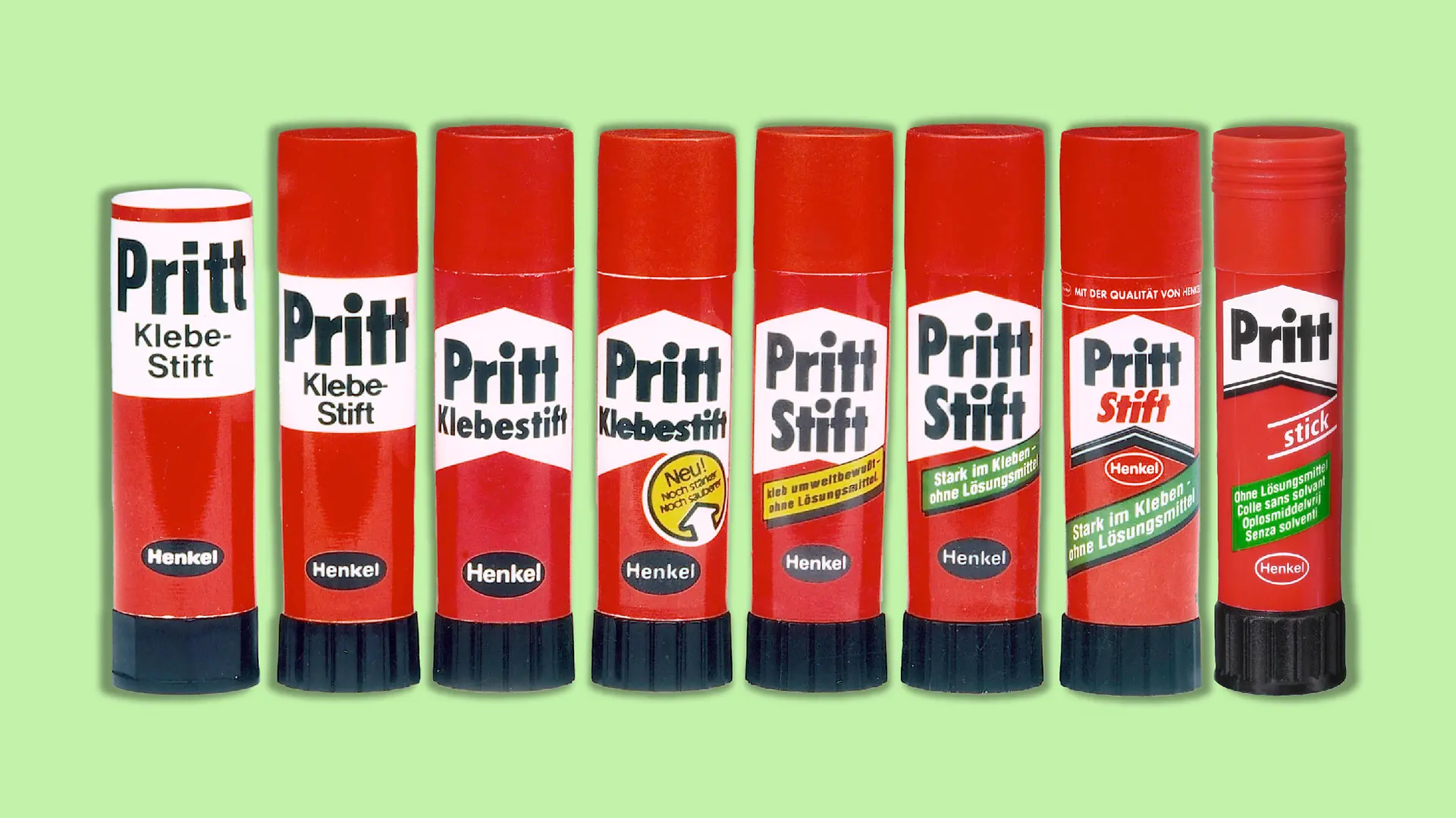 Die sich veränderne Verpackung des Pritt-Klebestifts. Insgesamt sind acht verschiedene Versionen aus den Jahren 1969 bis 2000 zu sehen. Alle Stifte haben die bekannte rote Färbung mit dem Markennamen Pritt in schwarzen Buchstaben auf weißem Grund. Während die ersten Pritt-Stifte noch mit einem weißen Balken gestaltet waren, entwickelte sich dieser zu einem immer schmaler werdenen nach oben gerichteten, breiten Pfeil. Auffällig ist außerdem, dass sich der Produktname unter dem Markennamen über die Zeit von „Klebestift“ auf „Stift“ kürzte und dann zu „Stick“ geändert wurde.