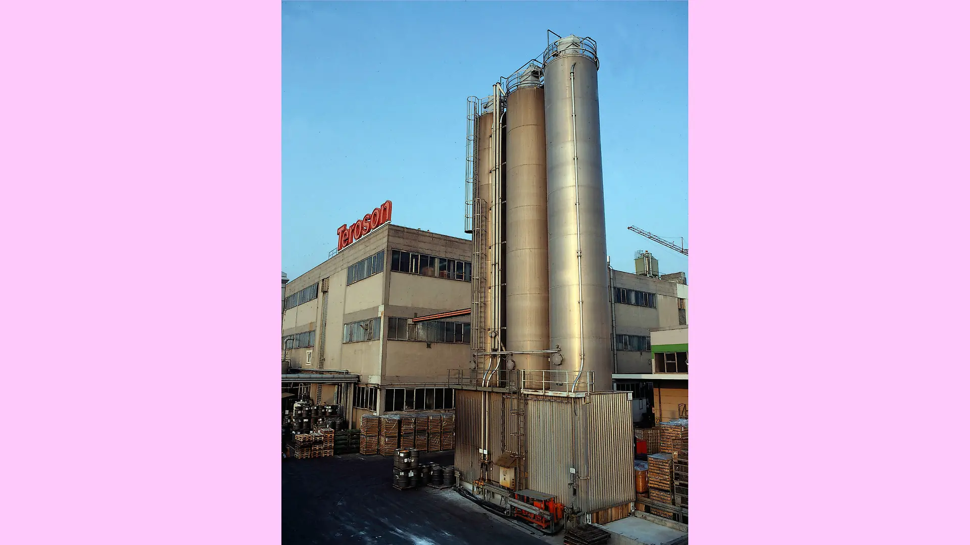 Ein Blick in das Teroson-Werk in Heidelberg. Im Hintergrund prangt ein Teroson Schriftzug auf einem Industriegebäude.