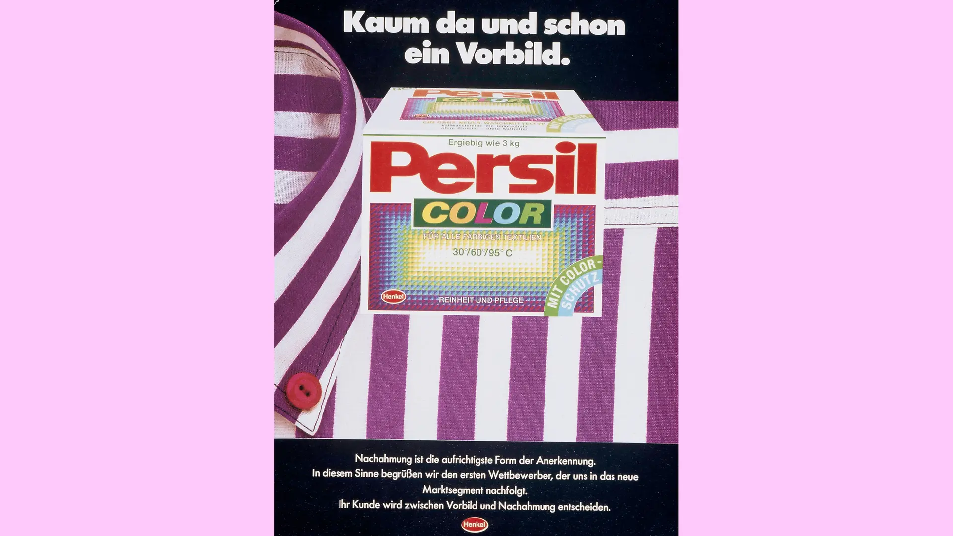 Eine Packung Persil Color liegt auf einem lila-weiß gestreiften Hemd. Oben auf der Werbeanzeige steht: „Kaum da und schon ein Vorbild“.