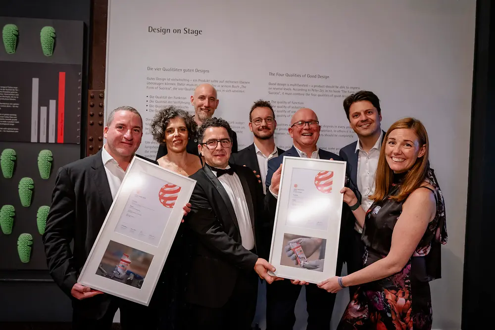 
Übergabe im Red Dot Museum in Essen (von links nach rechts): Chris Murphy – CEO Dolmen, Celine Blais, Udo Hinterseer – beide Henkel, Siegfried Schneider – CMO Red Dot, Pascal Wilkens, Peter Cox, Jens Uhlenbrock und Niamh O’Reilly – alle Henkel