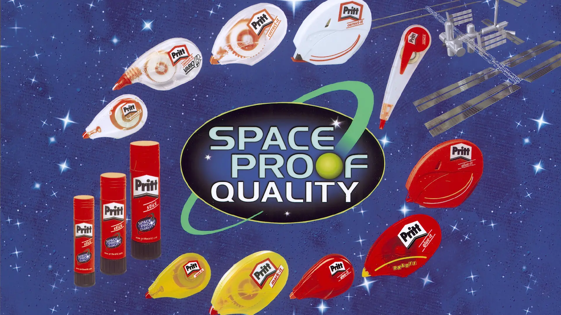 Eine Werbeanzeige bildet eine Reihe von weltraumtauglichen Pritt-Produkten ab. Im Hintergrund schwebt eine Raumsonde im Weltall. In der Mitte steht „Space Proof Quality“.