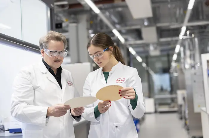 
Von recyclingfähigen Haftklebstoffen bis hin zum hauseigenen Henkel Packaging recyclab: Auf der Labelexpo Europe 2025 in Barcelona zeigt Henkel Adhesive Technologies, wie Unternehmen mit modernen Klebstofftechnologien die Anforderungen der EU-Verpackungsverordnung PPWR erfüllen und zukunftssicheres Verpackungsdesign aktiv mitgestalten können. 