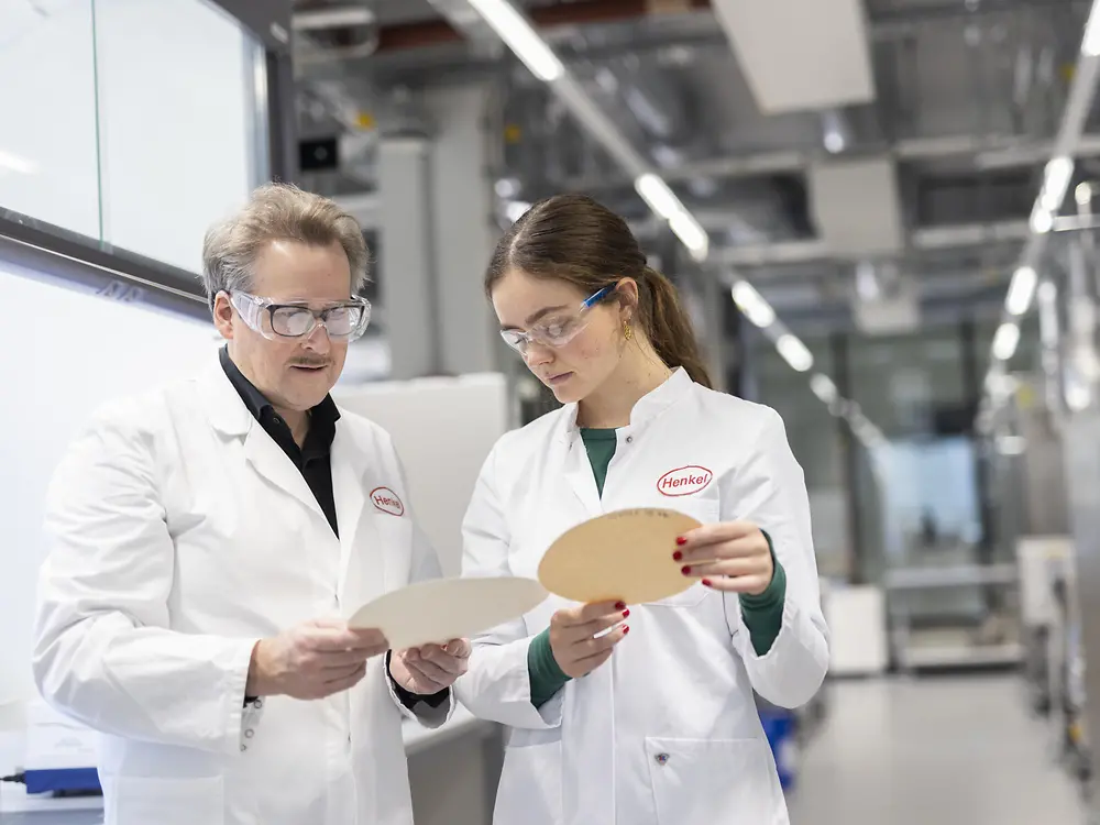 
Von recyclingfähigen Haftklebstoffen bis hin zum hauseigenen Henkel Packaging recyclab: Auf der Labelexpo Europe 2025 in Barcelona zeigt Henkel Adhesive Technologies, wie Unternehmen mit modernen Klebstofftechnologien die Anforderungen der EU-Verpackungsverordnung PPWR erfüllen und zukunftssicheres Verpackungsdesign aktiv mitgestalten können. 