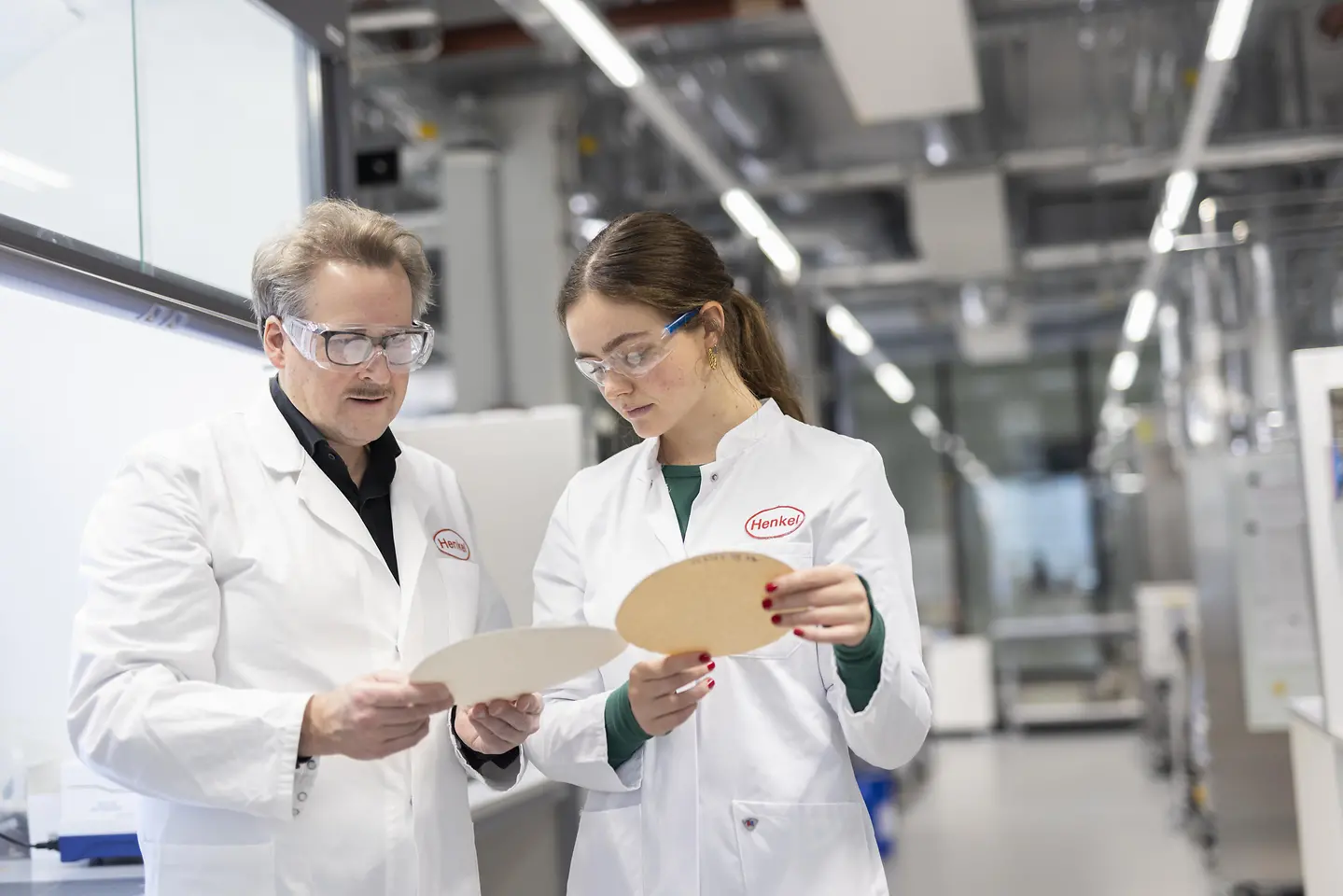 
Von recyclingfähigen Haftklebstoffen bis hin zum hauseigenen Henkel Packaging recyclab: Auf der Labelexpo Europe 2025 in Barcelona zeigt Henkel Adhesive Technologies, wie Unternehmen mit modernen Klebstofftechnologien die Anforderungen der EU-Verpackungsverordnung PPWR erfüllen und zukunftssicheres Verpackungsdesign aktiv mitgestalten können. 