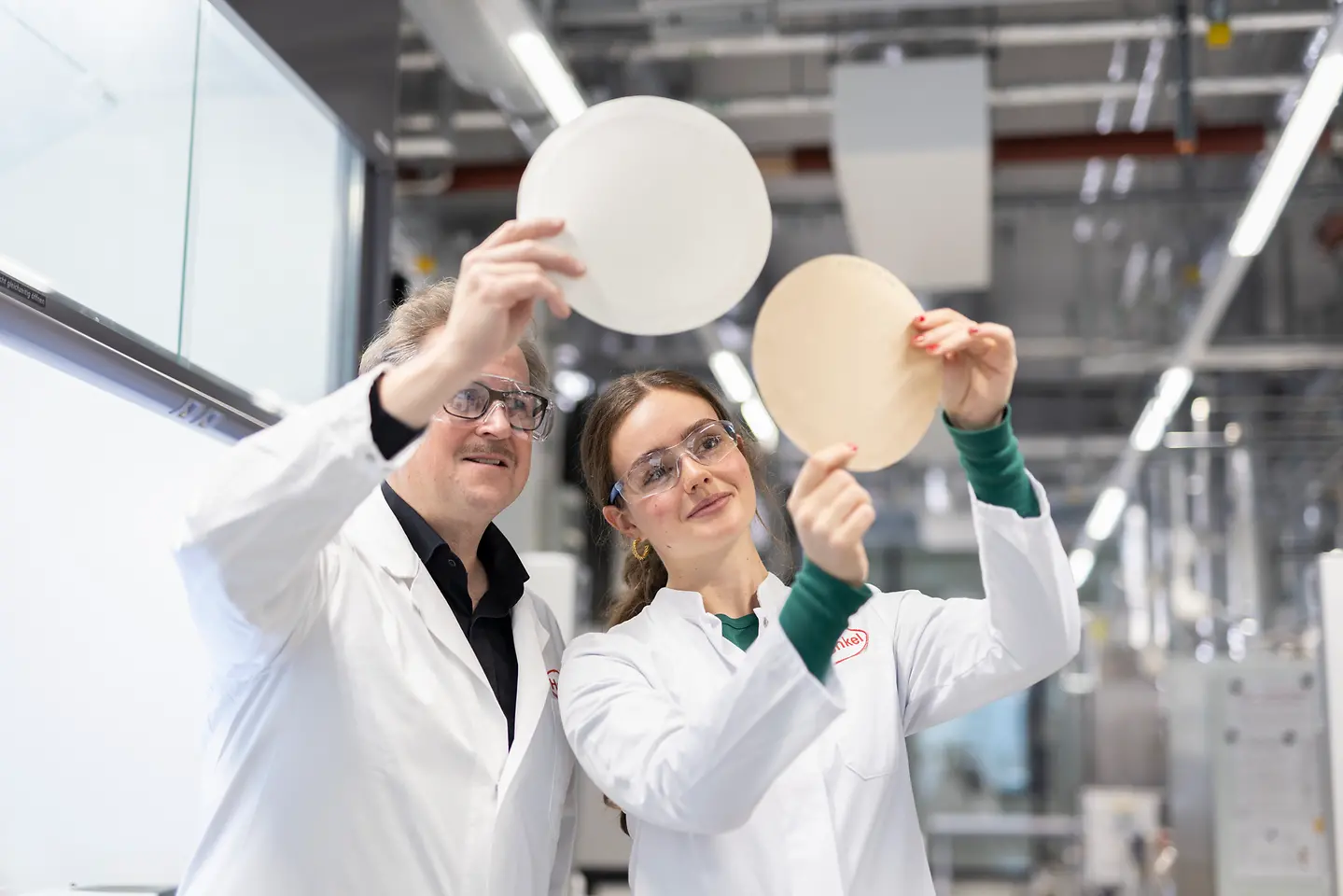 
Das „Packaging RecycLab“ im Inspiration Center Düsseldorf bietet umfassende Bewertungen der Rezyklierbarkeit von faserbasierten Verpackungsmaterialien. 