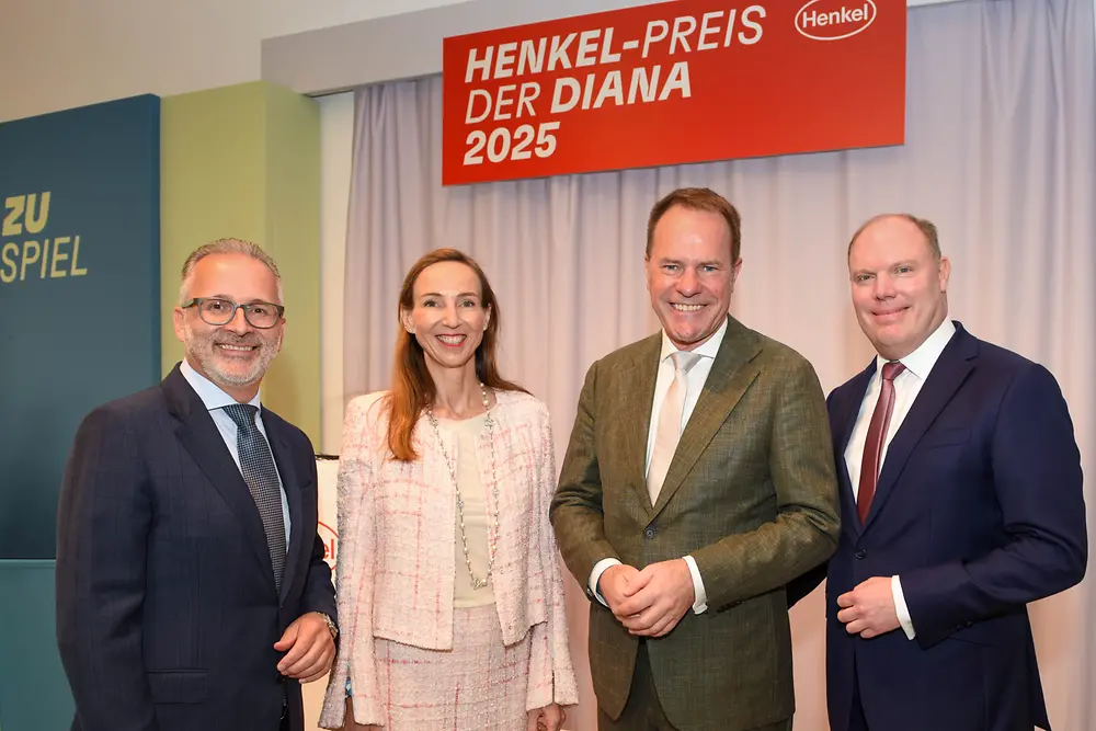 
Carsten Knobel, Dr. Simone Bagel-Trah, Dr. Stephan Keller und Dr. Alexander Bethke-Jaenicke beim Henkel-Renntag 2025 (von links).